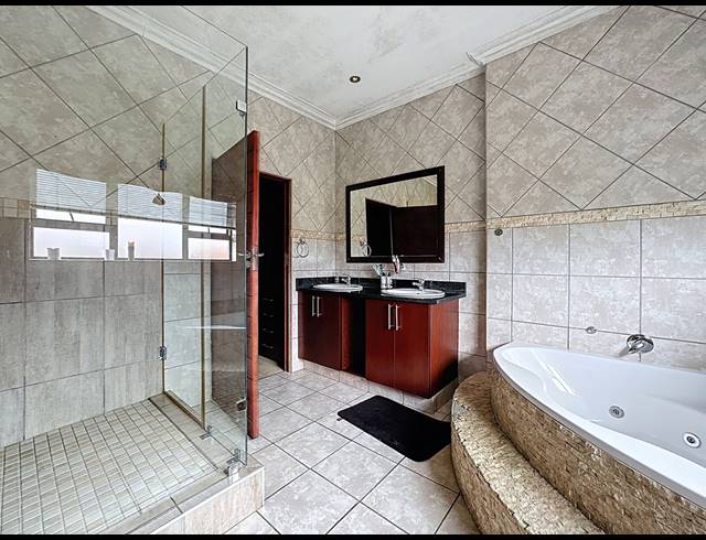 4 BEDROOM HOUSE TO LET IN LEEUWENHOF ESTATE